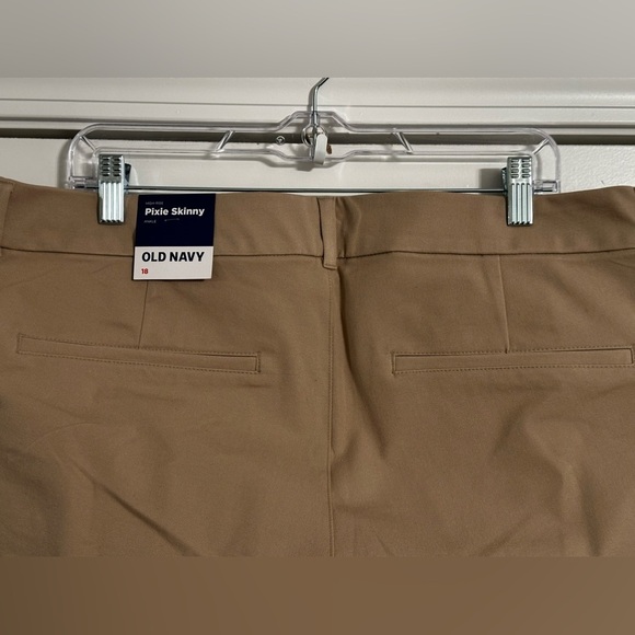 NWT- Plus Size Old Navy High Raise Pixie Skinny Pants - Picture 5 of 6